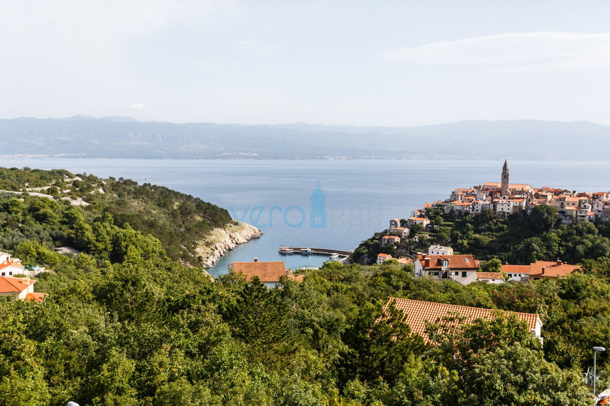 Otok Krk, Vrbnik, Mansardni apartma 70m2 s pogledom na morje, prodamo