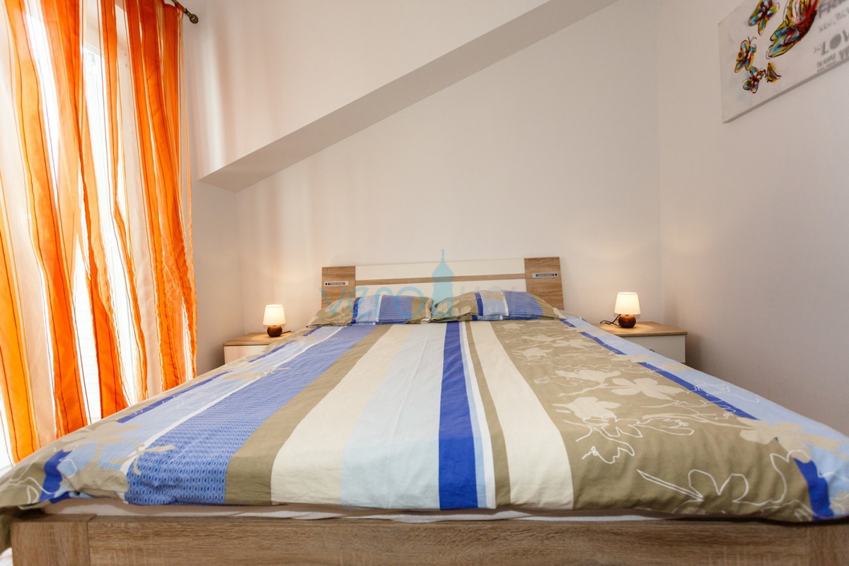 Otok Krk, Vrbnik, Mansardni apartma 70m2 s pogledom na morje, prodamo