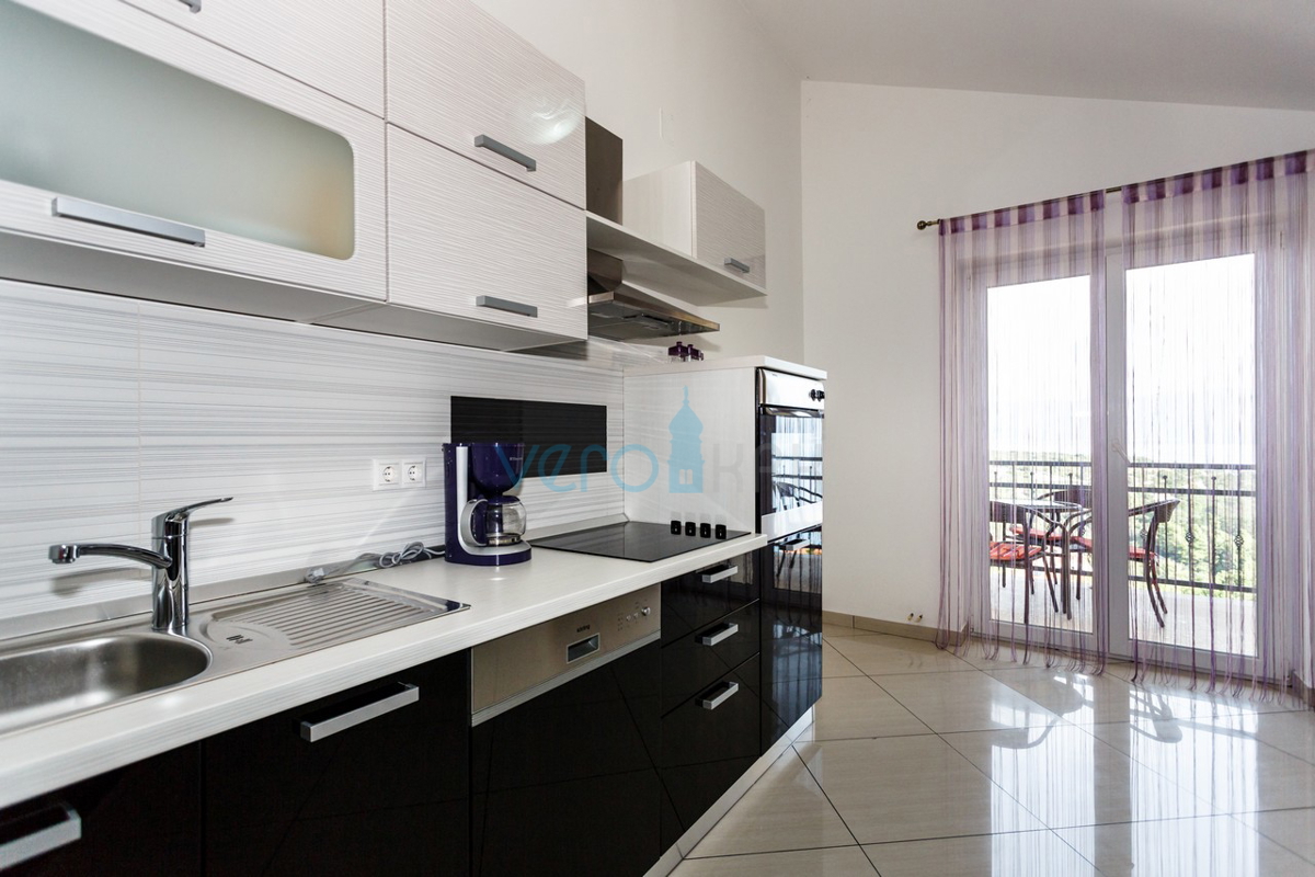 Otok Krk, Vrbnik, Mansardni apartma 70m2 s pogledom na morje, prodamo