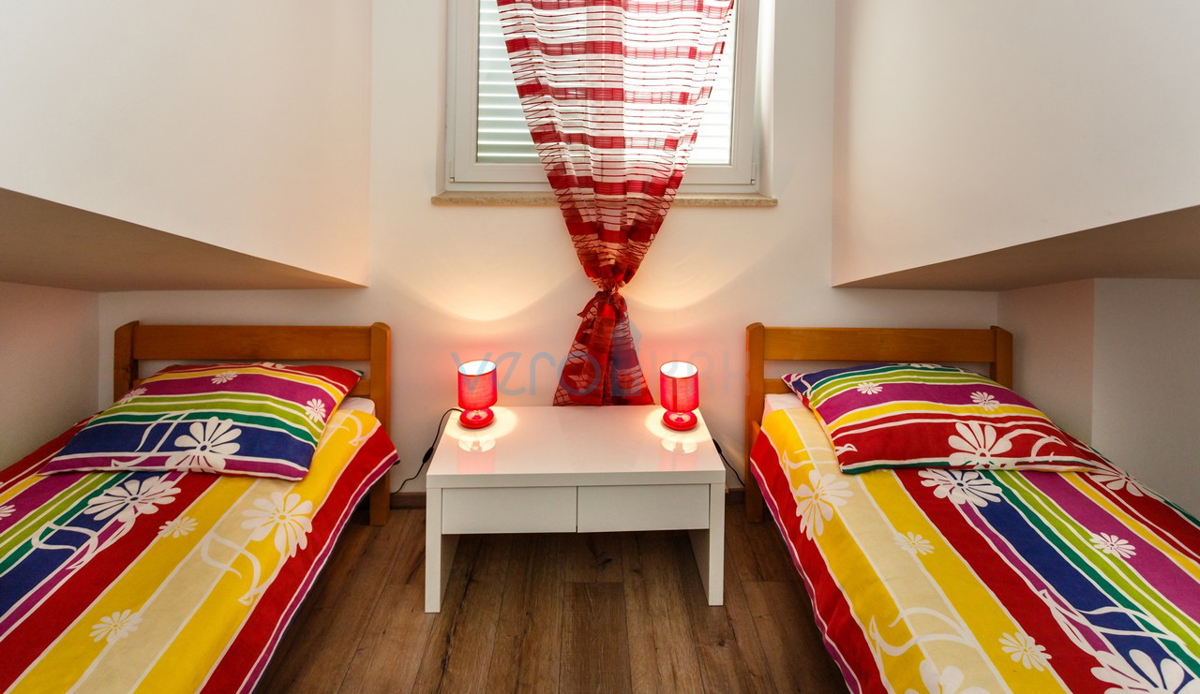 Otok Krk, Vrbnik, Mansardni apartma 70m2 s pogledom na morje, prodamo