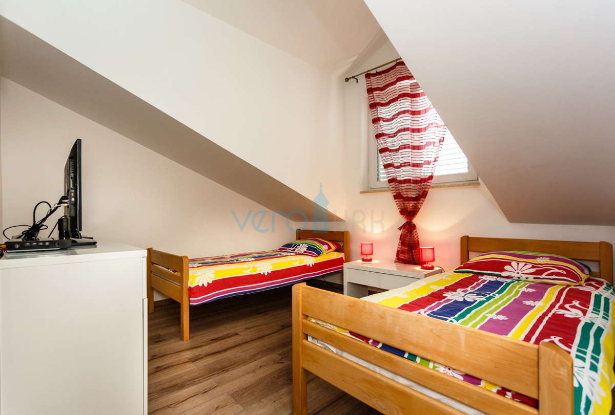 Otok Krk, Vrbnik, Mansardni apartma 70m2 s pogledom na morje, prodamo