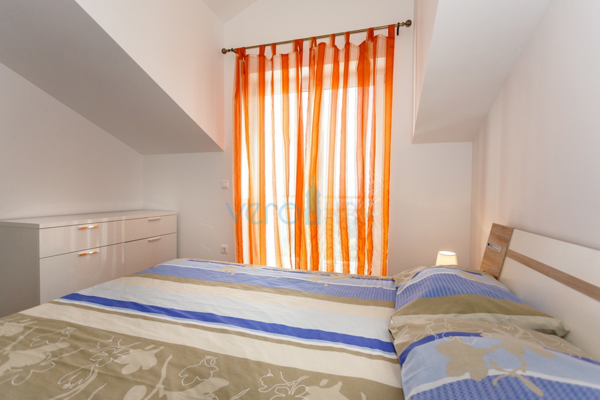 Otok Krk, Vrbnik, Mansardni apartma 70m2 s pogledom na morje, prodamo