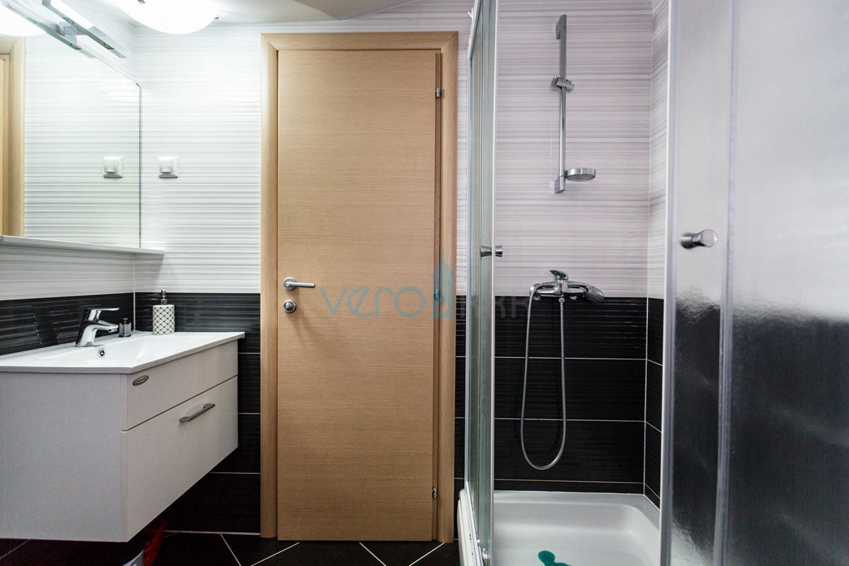 Otok Krk, Vrbnik, Mansardni apartma 70m2 s pogledom na morje, prodamo