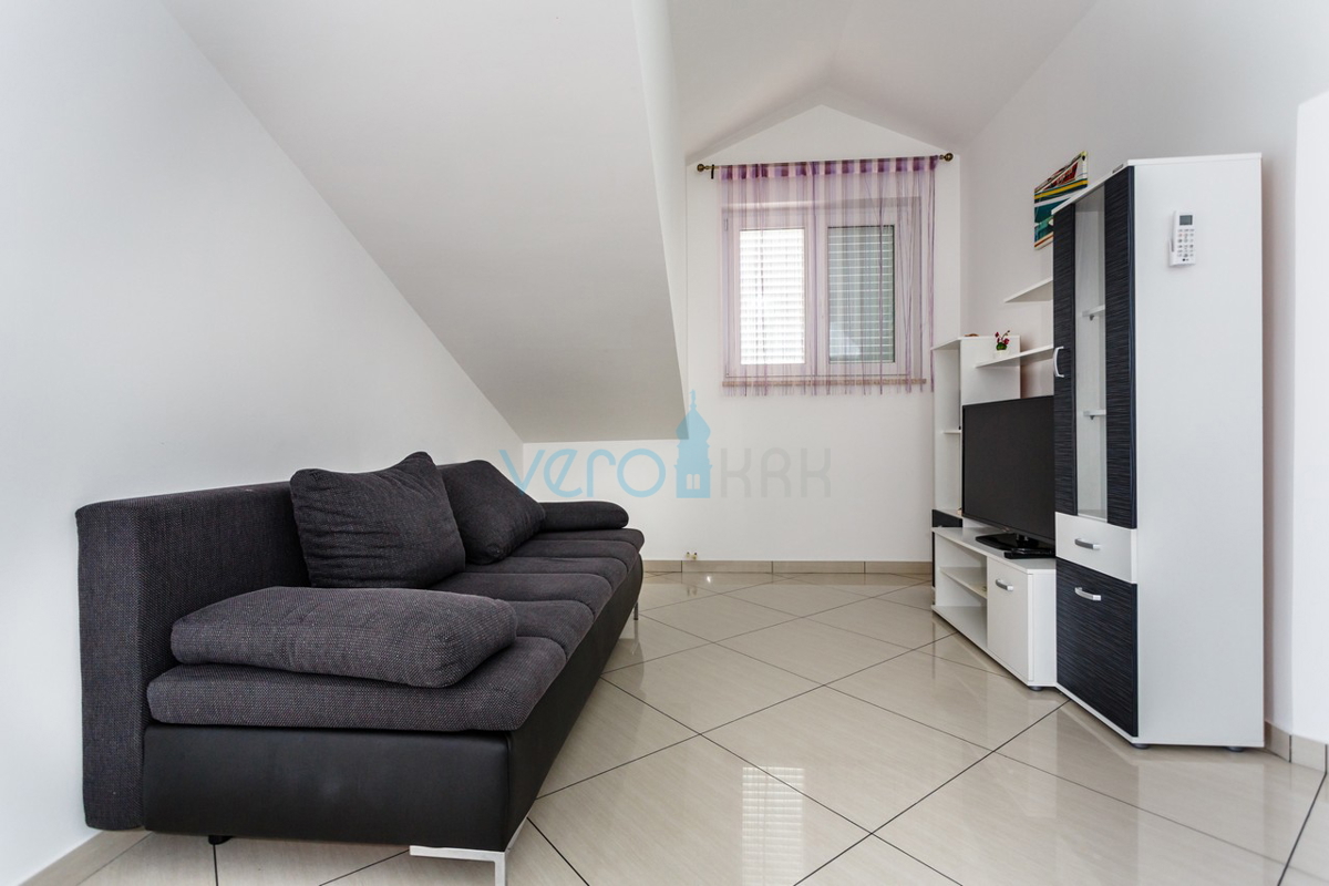 Otok Krk, Vrbnik, Mansardni apartma 70m2 s pogledom na morje, prodamo
