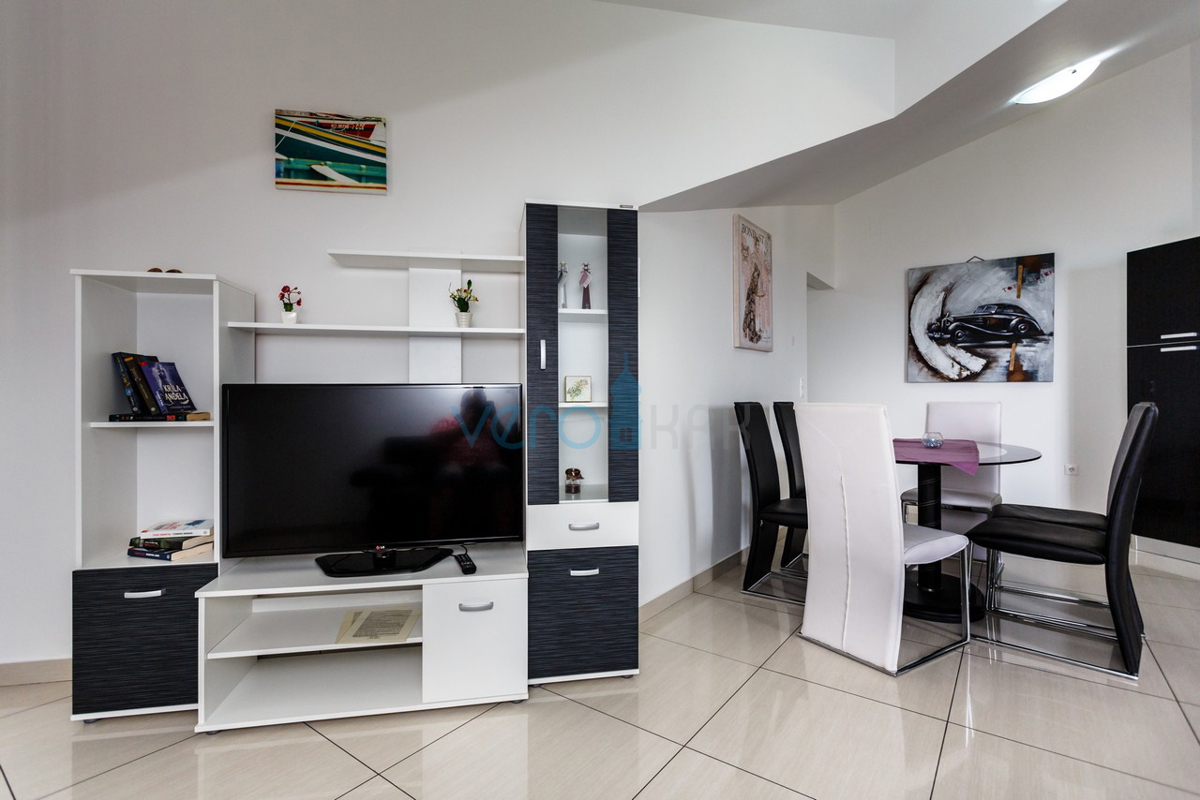 Otok Krk, Vrbnik, Mansardni apartma 70m2 s pogledom na morje, prodamo