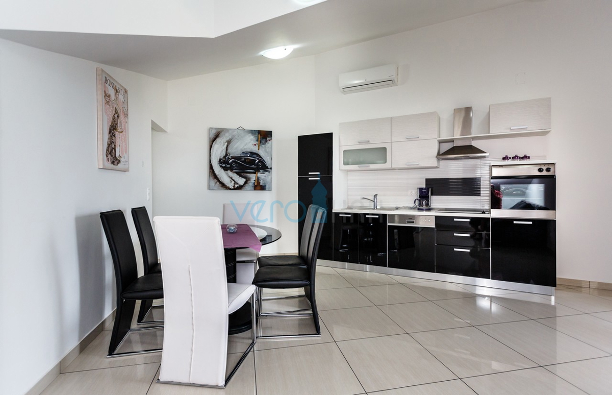 Otok Krk, Vrbnik, Mansardni apartma 70m2 s pogledom na morje, prodamo