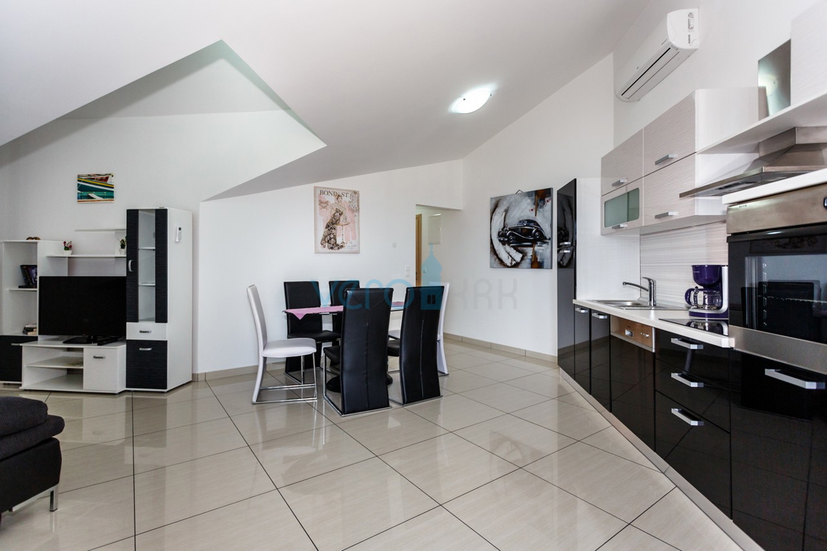 Otok Krk, Vrbnik, Mansardni apartma 70m2 s pogledom na morje, prodamo