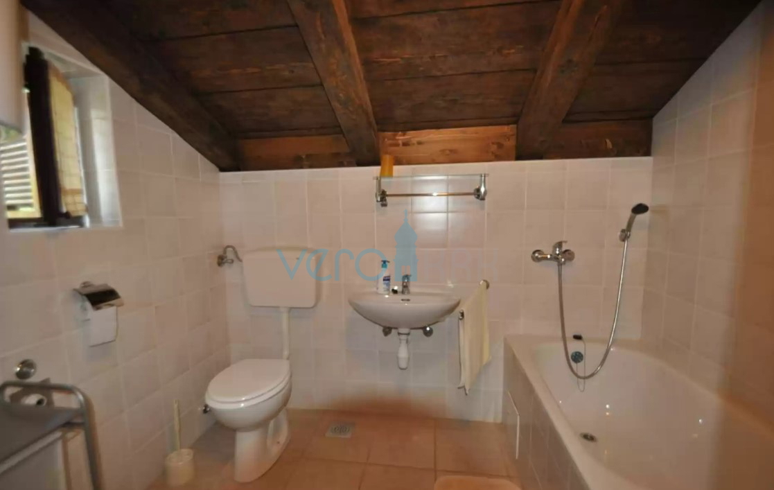 Otok Krk, Vrbnik, okolica, Samostojna hiša na veliki parceli v zelenju in miru, prodaja
