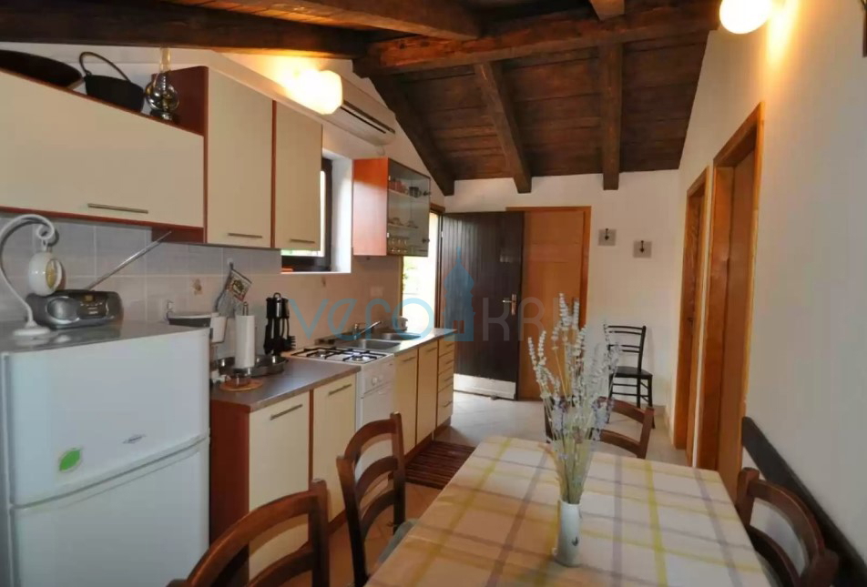 Otok Krk, Vrbnik, okolica, Samostojna hiša na veliki parceli v zelenju in miru, prodaja