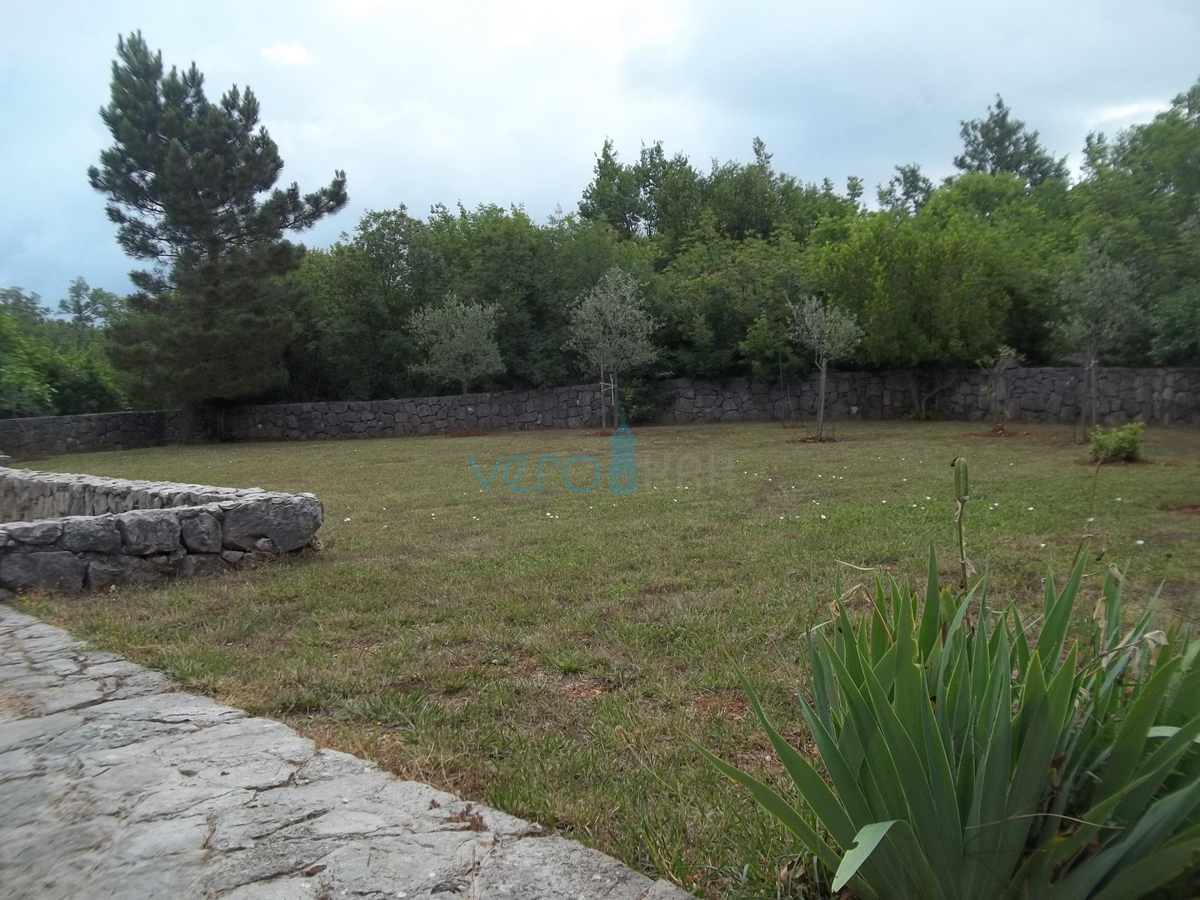 Otok Krk, Dobrinj, okolica, obnovljena kamnita hiša z velikim vrtom