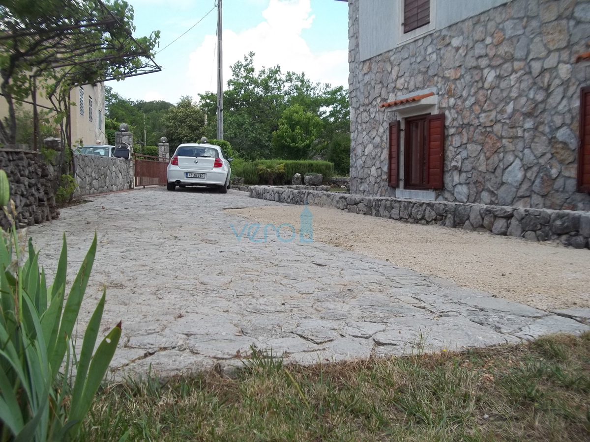 Otok Krk, Dobrinj, okolica, obnovljena kamnita hiša z velikim vrtom