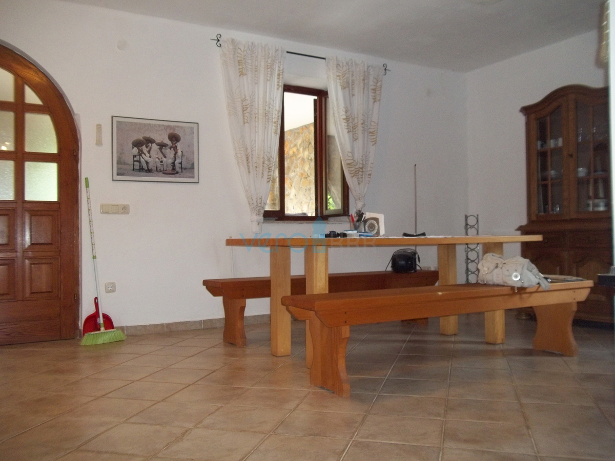 Otok Krk, Dobrinj, okolica, obnovljena kamnita hiša z velikim vrtom