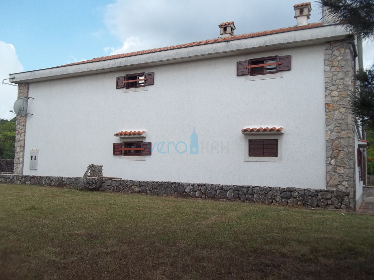 Otok Krk, Dobrinj, okolica, obnovljena kamnita hiša z velikim vrtom