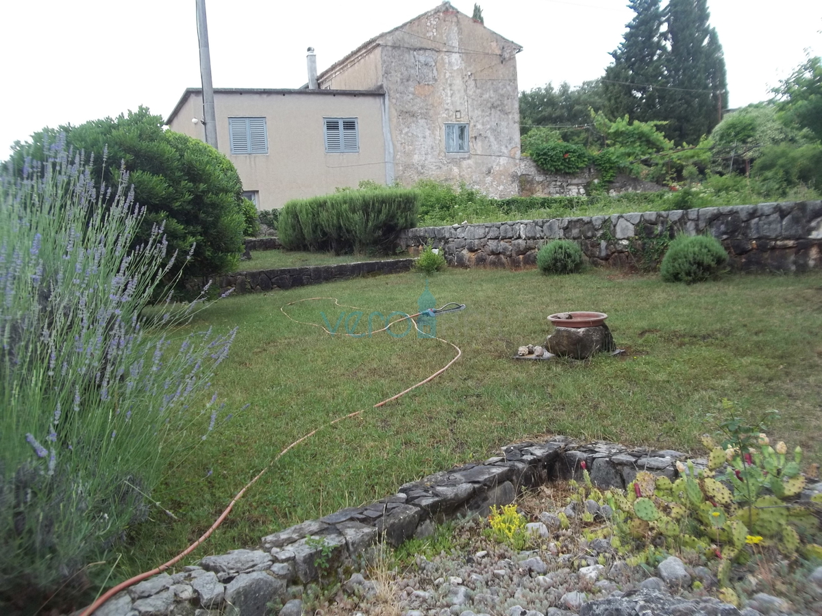 Otok Krk, Dobrinj, okolica, obnovljena kamnita hiša z velikim vrtom