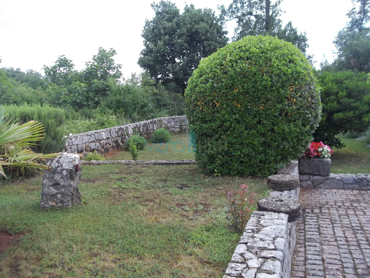 Otok Krk, Dobrinj, okolica, obnovljena kamnita hiša z velikim vrtom