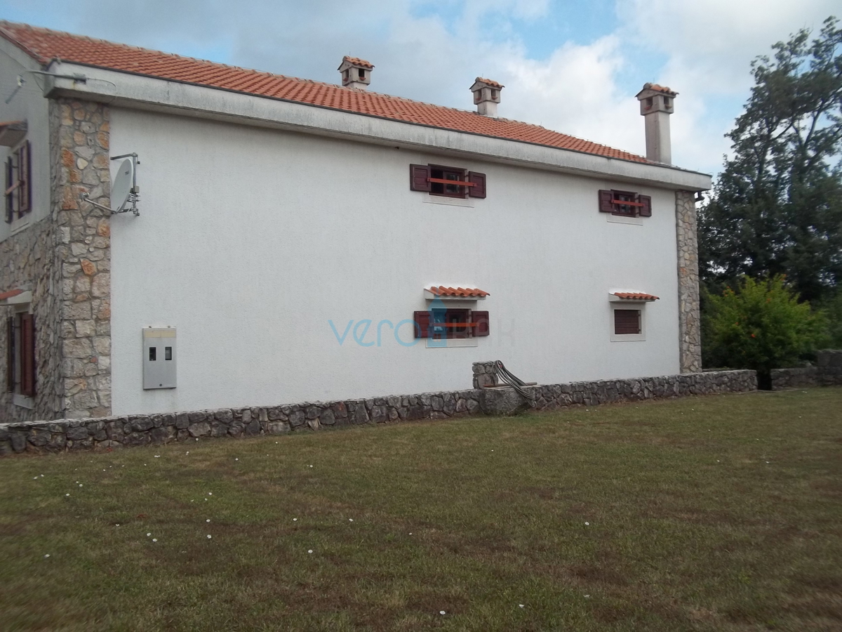 Otok Krk, Dobrinj, okolica, obnovljena kamnita hiša z velikim vrtom