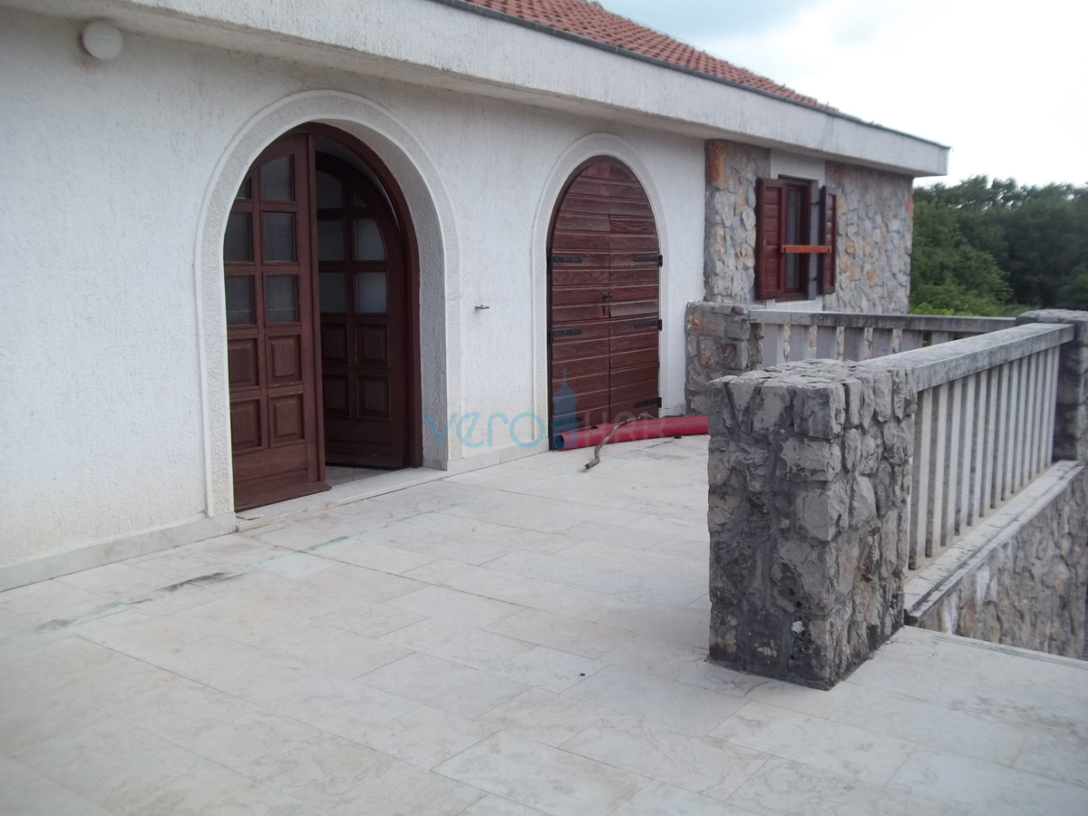 Otok Krk, Dobrinj, okolica, obnovljena kamnita hiša z velikim vrtom