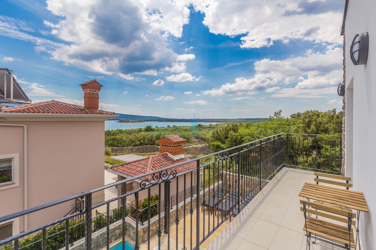 Mesto Krk, okolica, čudovita vila z bazenom na odlični lokaciji, prodamo