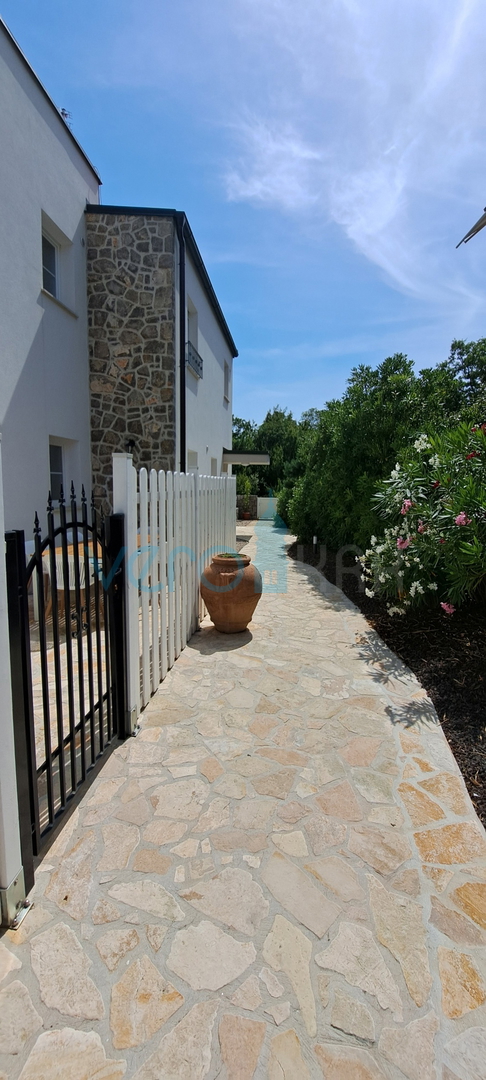Mesto Krk, okolica, čudovita vila z bazenom na odlični lokaciji, prodamo