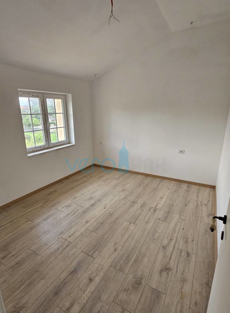 Vrbnik, Risika, Samostojna hiša z dvema apartmajema in bazenom, prodamo