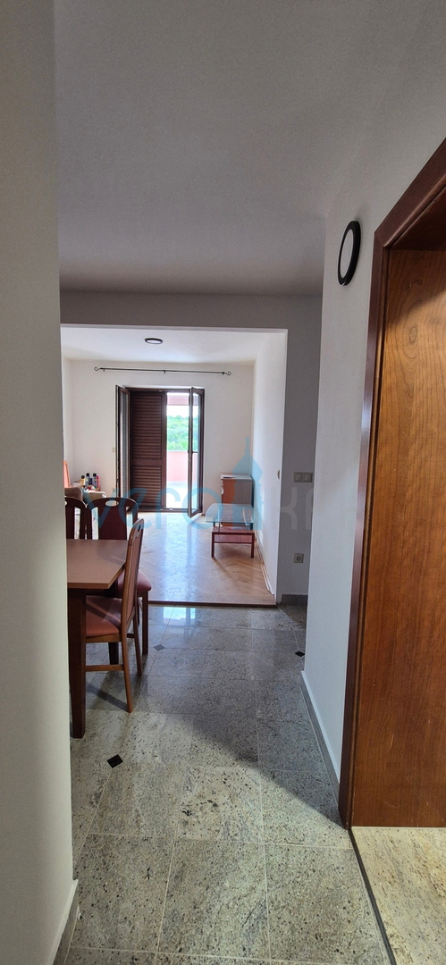 Mesto Krk, otok Krk, dvosobno stanovanje v nadstropju z razgledom, prodaja