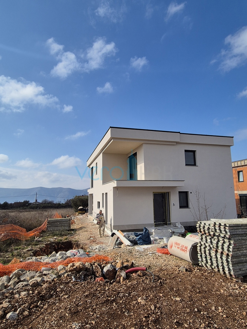 Otok Krk, mesto Krk, širša okolica, moderna vila s bazenom, prodaja