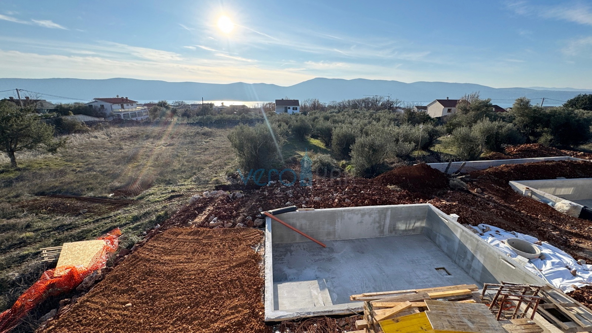 Otok Krk, mesto Krk, širša okolica, moderna vila s bazenom, prodaja