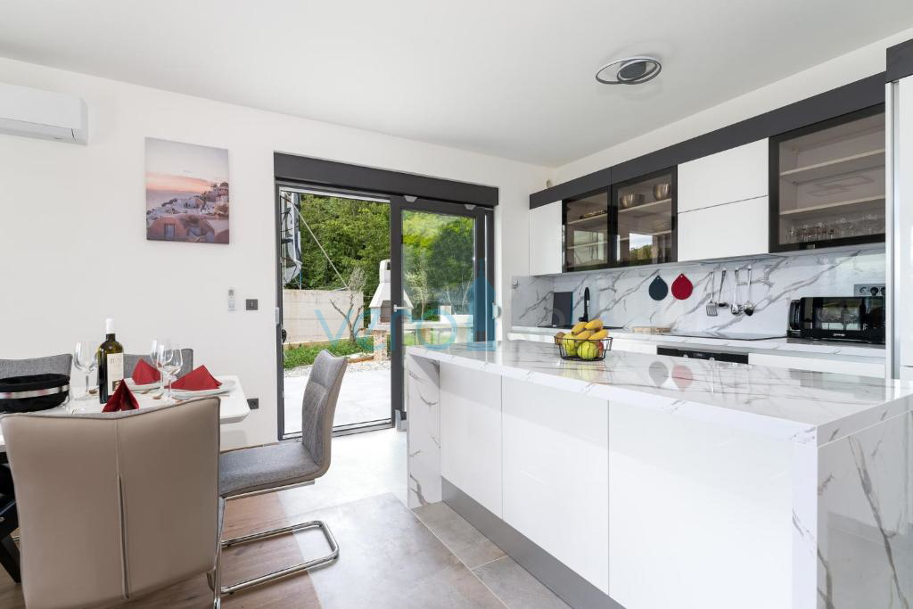 Vrbnik, okolica, dvojček, novogradnja, razgled, bazen, prodamo