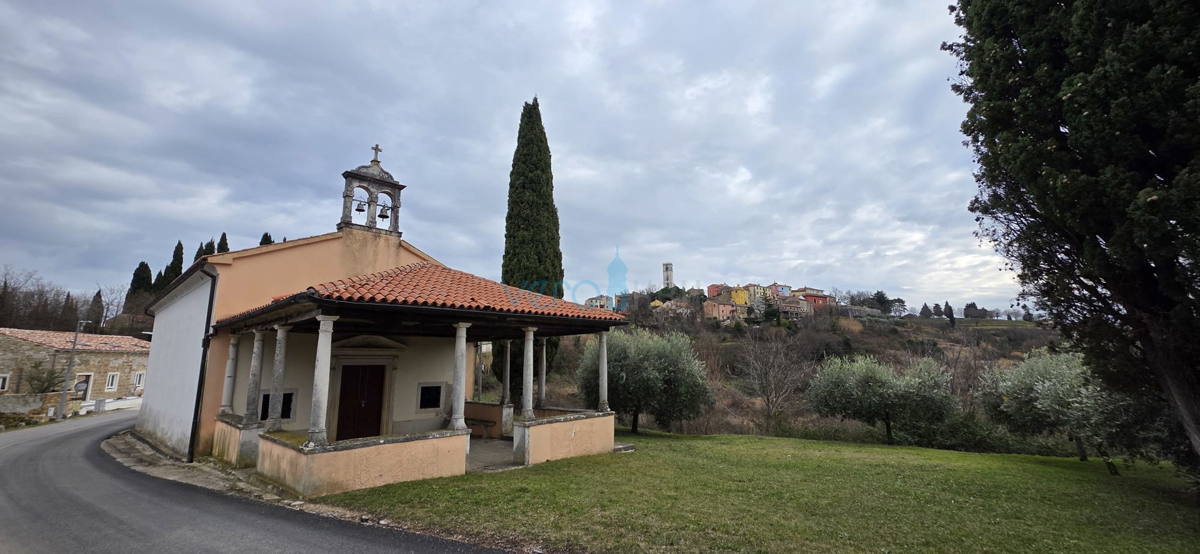 Istra, Oprtalj, posest 2735 m2, štiri hiše z zemljiščem, prodaja