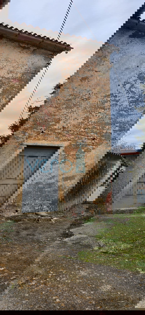 Istra, Oprtalj, posest 2735 m2, štiri hiše z zemljiščem, prodaja