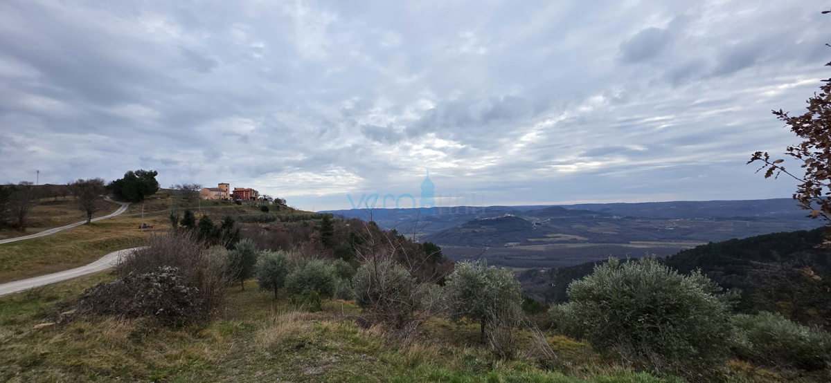 Istra, Oprtalj, posest 2735 m2, štiri hiše z zemljiščem, prodaja