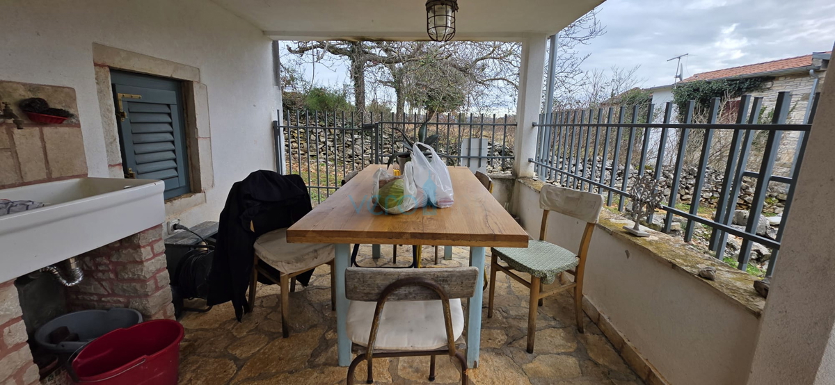 Istra, Oprtalj, posest 2735 m2, štiri hiše z zemljiščem, prodaja