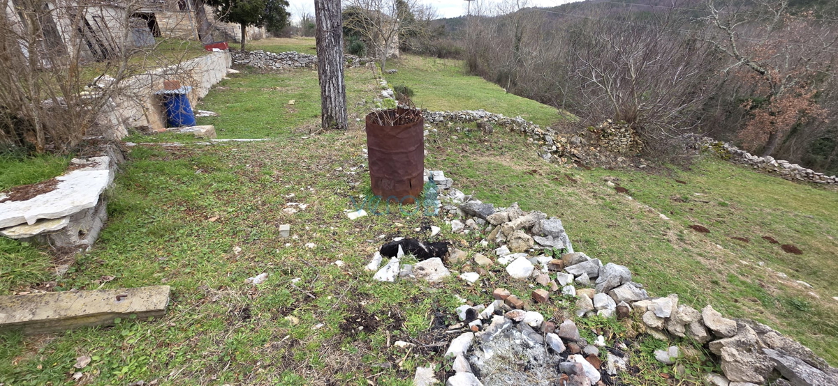 Istra, Oprtalj, posest 2735 m2, štiri hiše z zemljiščem, prodaja