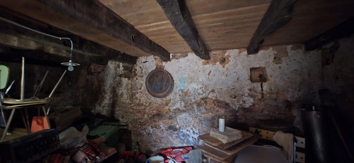 Istra, Oprtalj, posest 2735 m2, štiri hiše z zemljiščem, prodaja