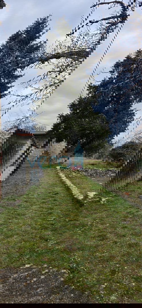 Istra, Oprtalj, posest 2735 m2, štiri hiše z zemljiščem, prodaja