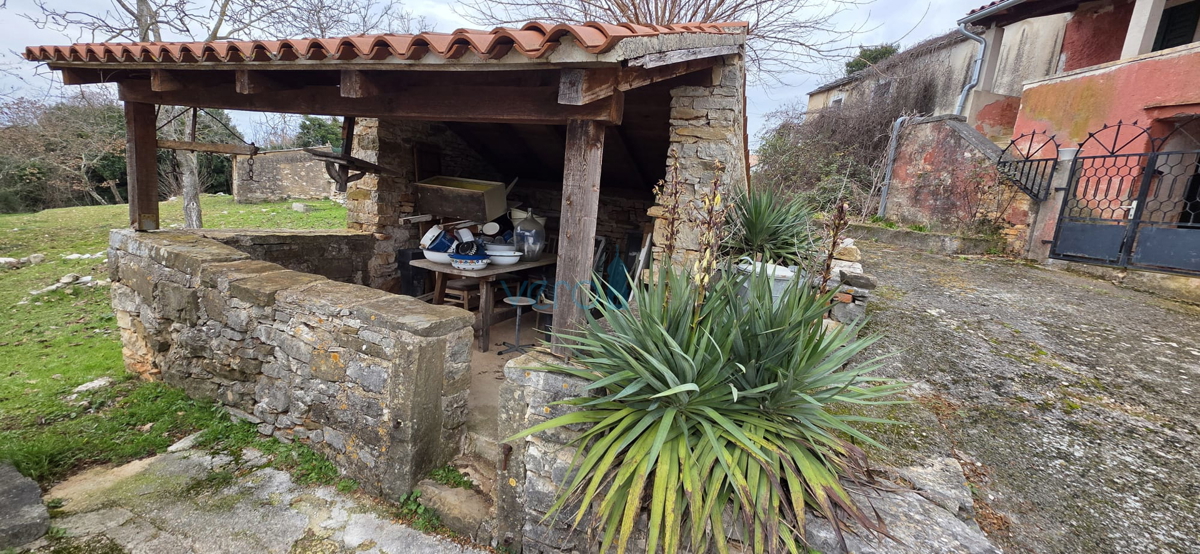 Istra, Oprtalj, posest 2735 m2, štiri hiše z zemljiščem, prodaja