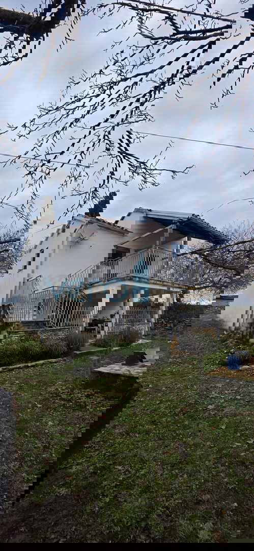 Istra, Oprtalj, posest 2735 m2, štiri hiše z zemljiščem, prodaja