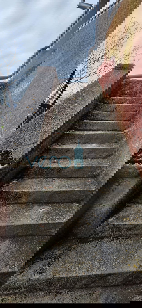 Istra, Oprtalj, posest 2735 m2, štiri hiše z zemljiščem, prodaja