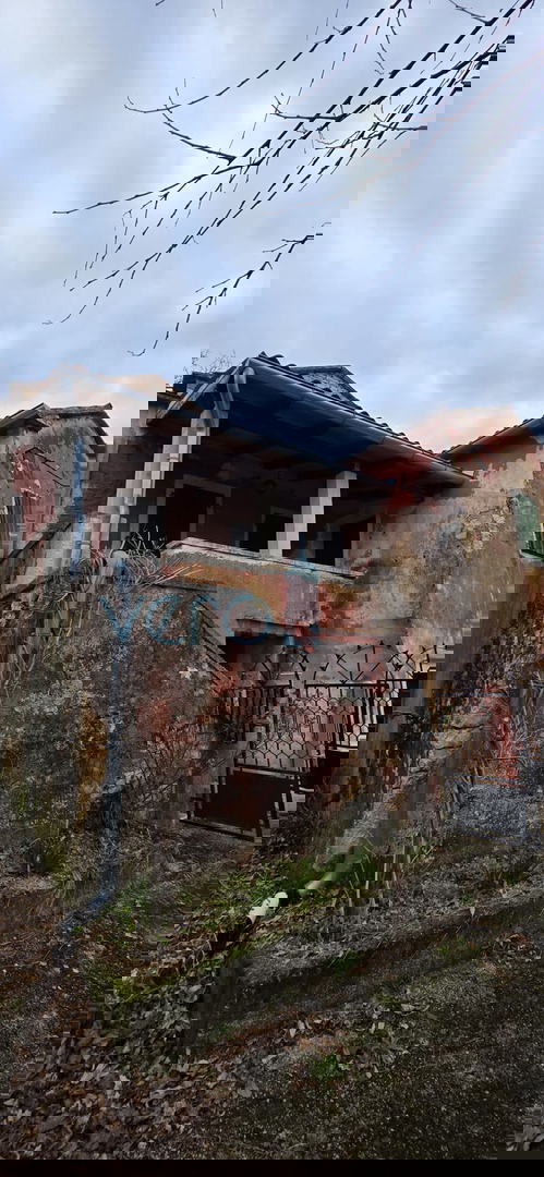 Istra, Oprtalj, posest 2735 m2, štiri hiše z zemljiščem, prodaja