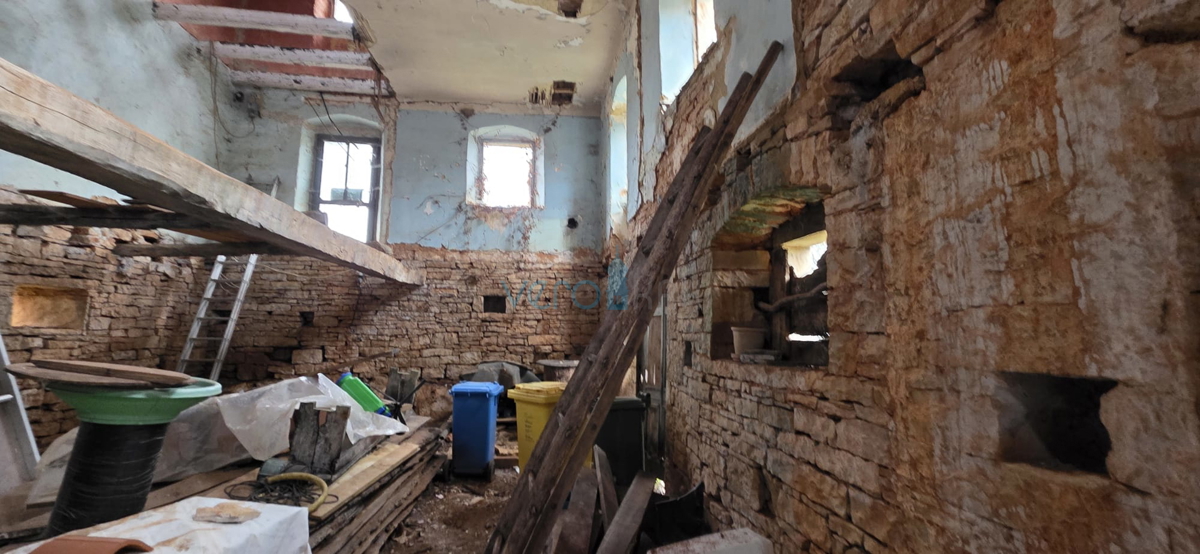 Istra, Oprtalj, posest 2735 m2, štiri hiše z zemljiščem, prodaja