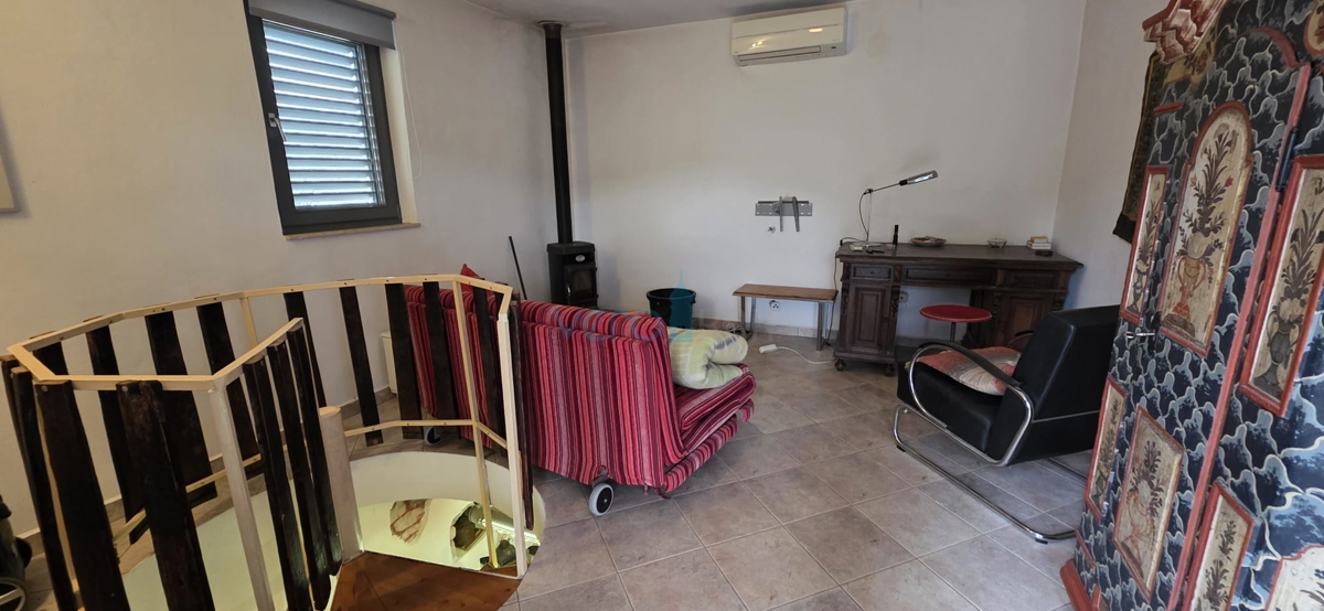 Istra, Oprtalj, posest 2735 m2, štiri hiše z zemljiščem, prodaja