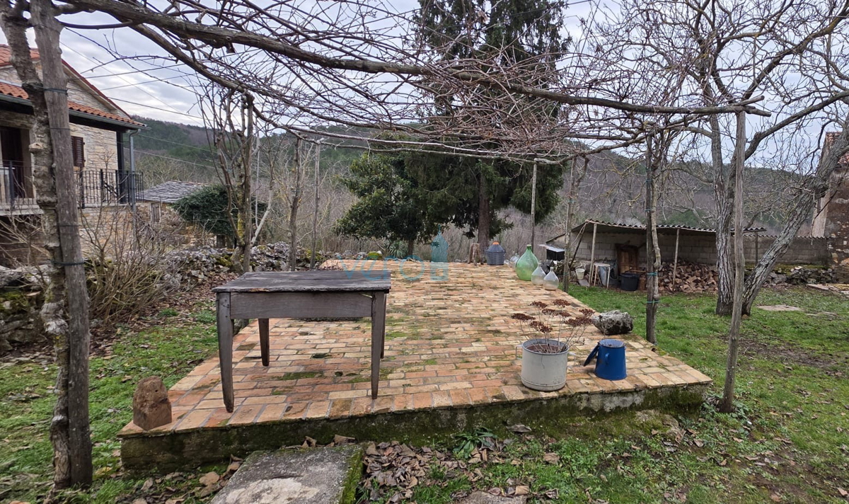 Istra, Oprtalj, posest 2735 m2, štiri hiše z zemljiščem, prodaja