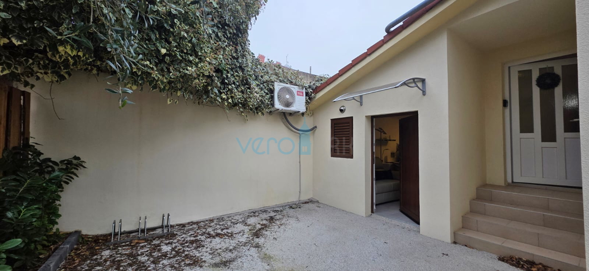 Uvala Soline, otok Krk, samostojna hiša, razgled, zemljišče, 70 m do morja, masažna kad, prodaja