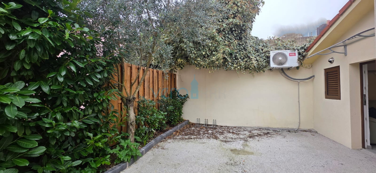 Uvala Soline, otok Krk, samostojna hiša, razgled, zemljišče, 70 m do morja, masažna kad, prodaja