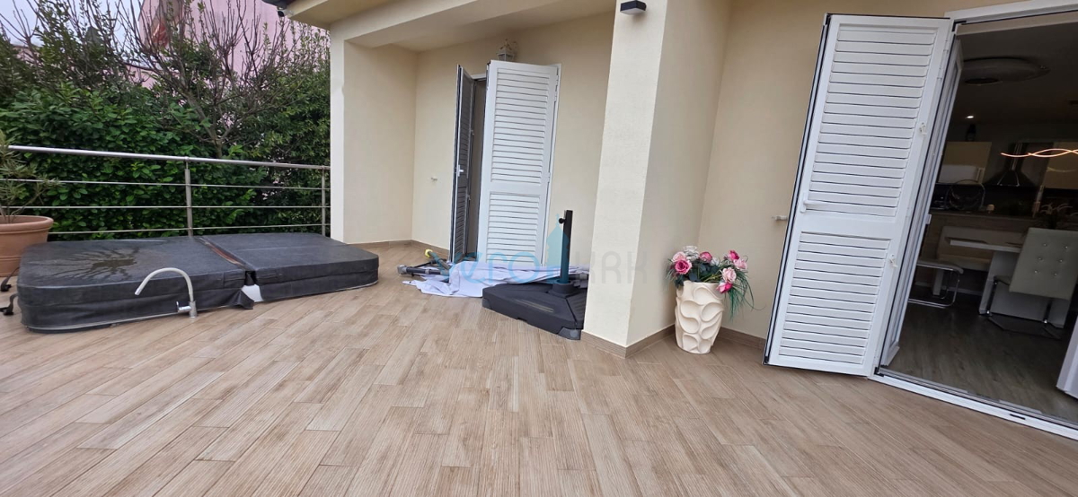 Uvala Soline, otok Krk, samostojna hiša, razgled, zemljišče, 70 m do morja, masažna kad, prodaja