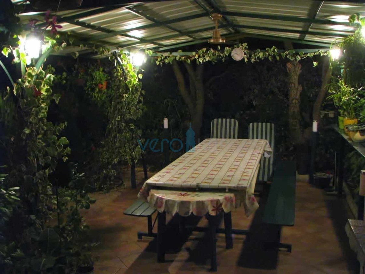 Otok Krk, okolica, lepa hiša z bazenom in urejenim vrtom