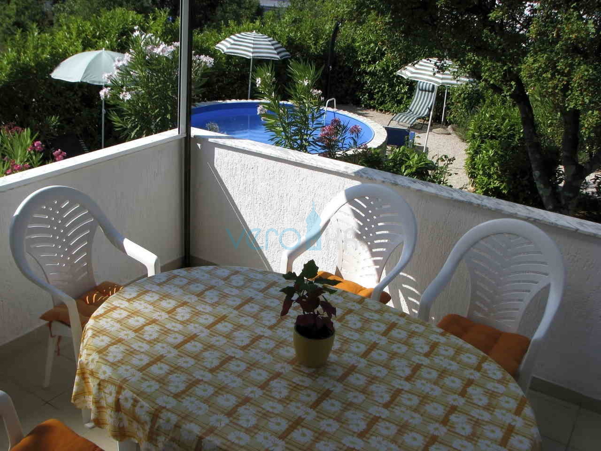 Otok Krk, okolica, lepa hiša z bazenom in urejenim vrtom