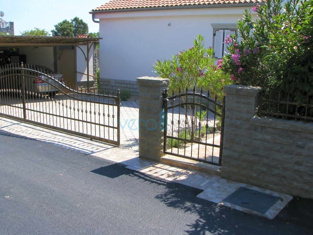 Otok Krk, okolica, lepa hiša z bazenom in urejenim vrtom