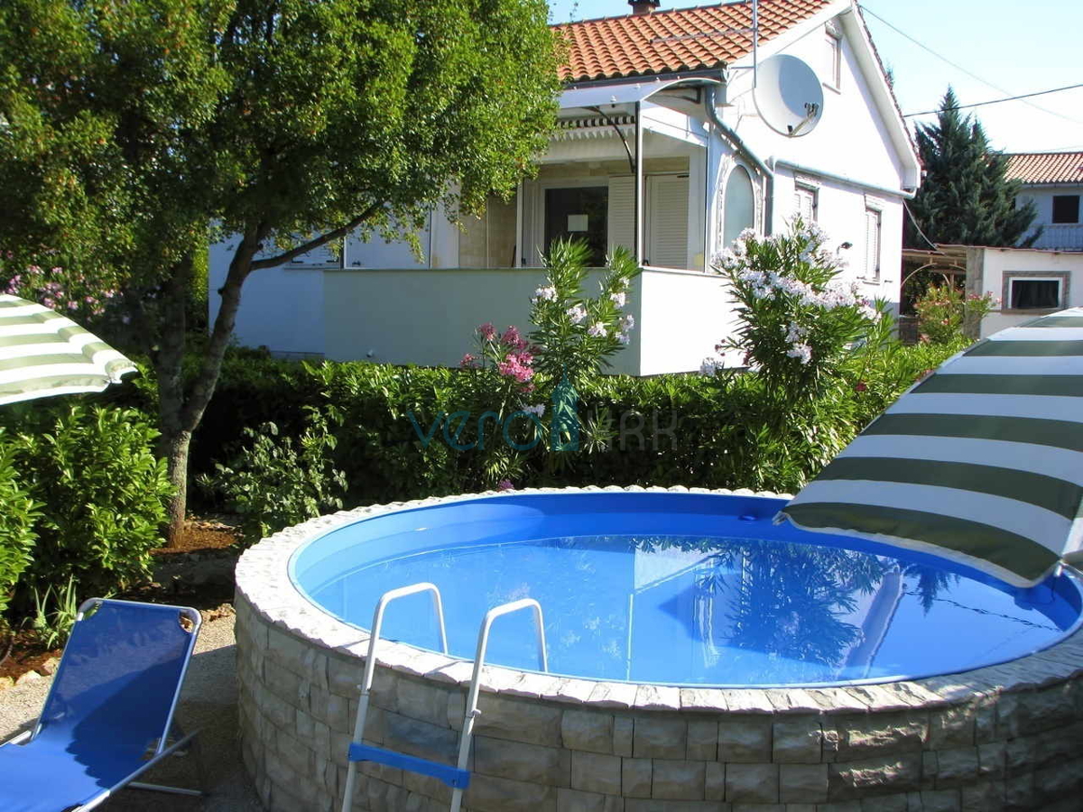 Otok Krk, okolica, lepa hiša z bazenom in urejenim vrtom