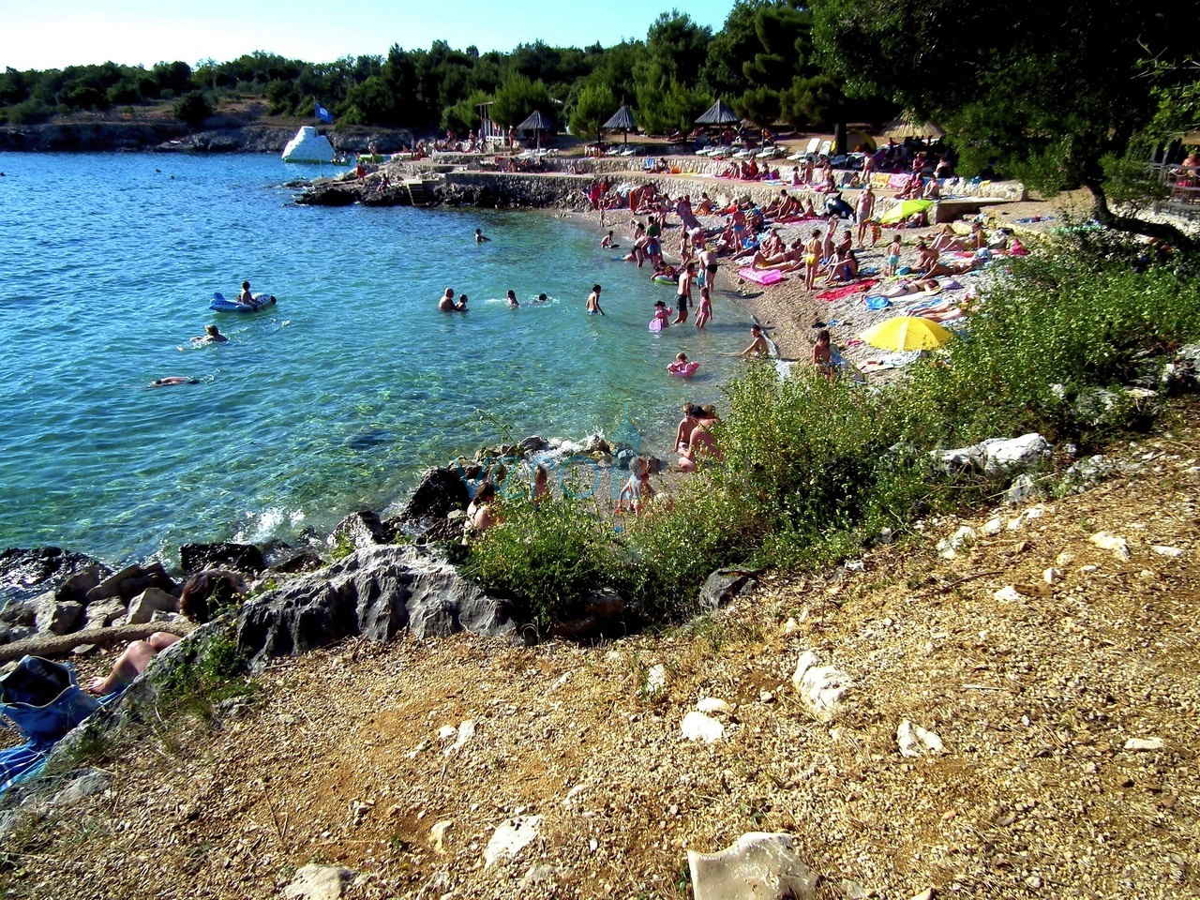 Otok Krk, okolica, lepa hiša z bazenom in urejenim vrtom